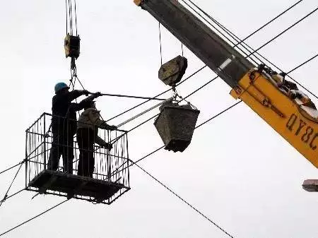 武汉通报一起房建工地高空坠落事故，工地安全
